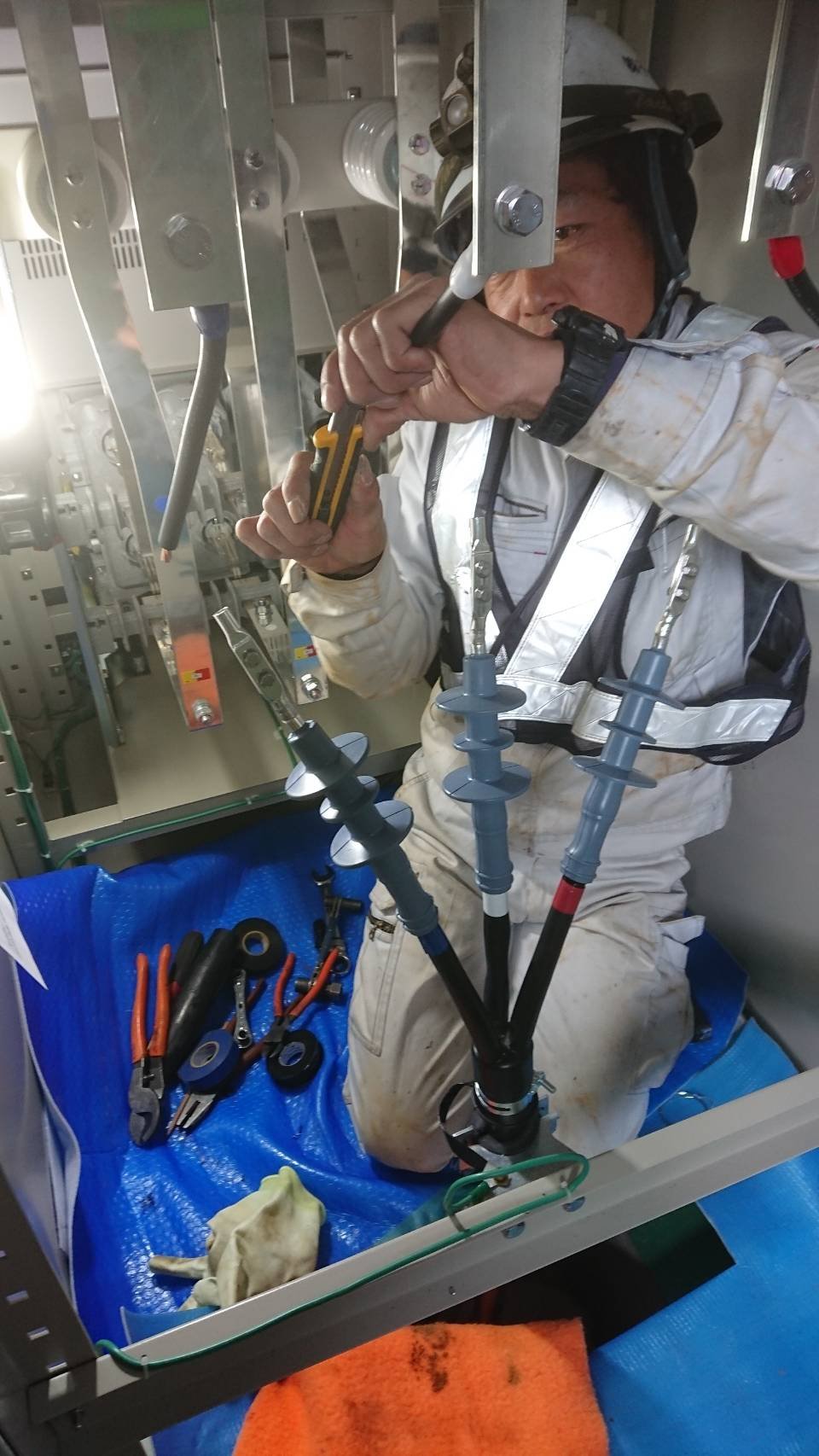 高圧ケーブル端末工事中